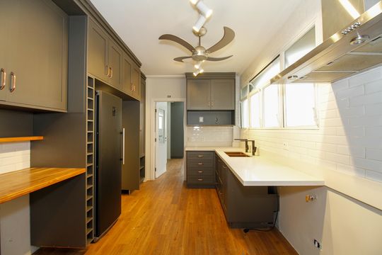 Apartamento mobiliado no Jardim Paulista com 3 suítes. Ideal para comprar e ter animais de estimação. — Cozinha