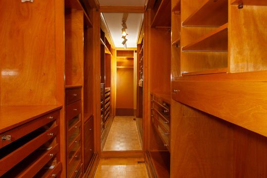Apartamento mobiliado no Jardim Paulista com 3 suítes. Ideal para comprar e ter animais de estimação. — Closet da Suíte 1