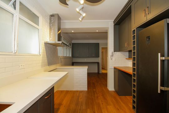 Apartamento mobiliado no Jardim Paulista com 3 suítes. Ideal para comprar e ter animais de estimação. — Cozinha