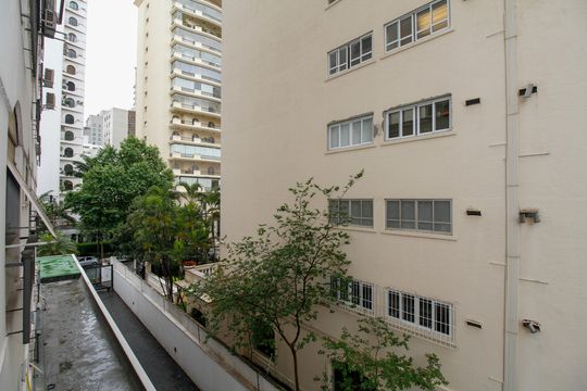 Apartamento mobiliado no Jardim Paulista com 3 suítes. Ideal para comprar e ter animais de estimação. — Vista da Suíte 1