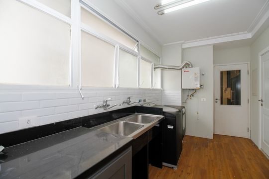 Apartamento mobiliado no Jardim Paulista com 3 suítes. Ideal para comprar e ter animais de estimação. — Área de Serviço