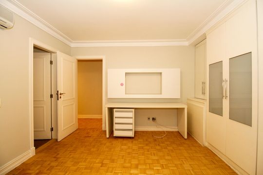 Apartamento mobiliado no Jardim Paulista com 3 suítes. Ideal para comprar e ter animais de estimação. — Suíte 3