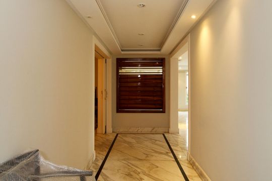 Apartamento mobiliado no Jardim Paulista com 3 suítes. Ideal para comprar e ter animais de estimação. — Hall de Entrada
