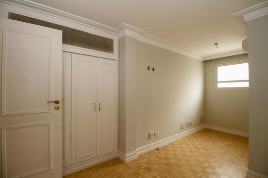 Apartamento mobiliado no Jardim Paulista com 3 suítes. Ideal para comprar e ter animais de estimação. — Escritório