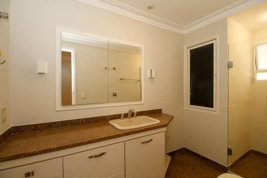 Apartamento mobiliado no Jardim Paulista com 3 suítes. Ideal para comprar e ter animais de estimação. — Banheiro da Suíte 2