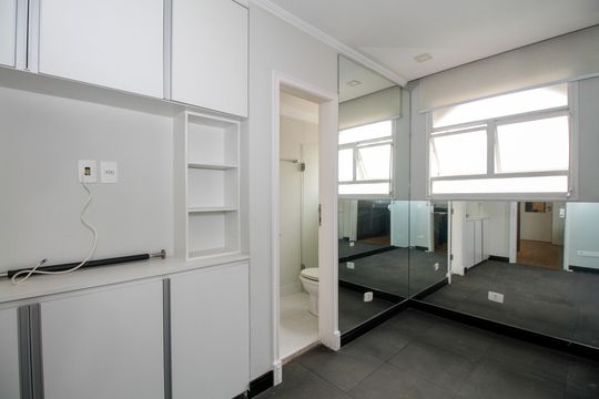 Apartamento mobiliado no Jardim Paulista com 3 suítes. Ideal para comprar e ter animais de estimação. — Quarto de Serviço