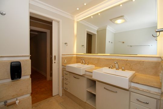 Apartamento mobiliado no Jardim Paulista com 3 suítes. Ideal para comprar e ter animais de estimação. — Banheiro da Suíte 1