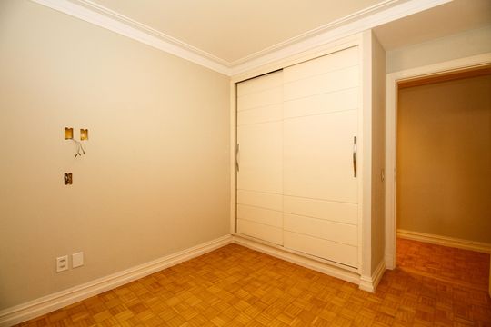 Apartamento mobiliado no Jardim Paulista com 3 suítes. Ideal para comprar e ter animais de estimação. — Suíte 2