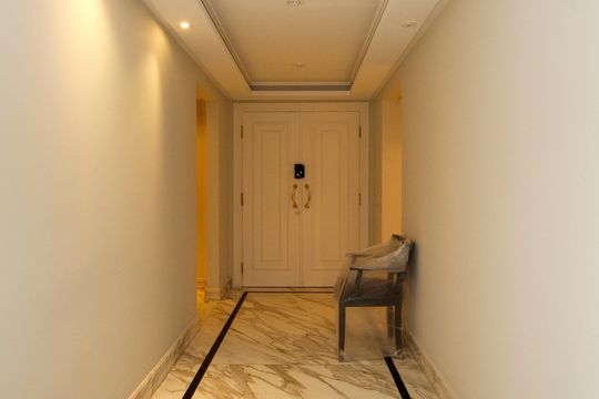 Apartamento mobiliado no Jardim Paulista com 3 suítes. Ideal para comprar e ter animais de estimação. — Hall de Entrada