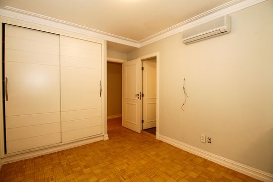 Apartamento mobiliado no Jardim Paulista com 3 suítes. Ideal para comprar e ter animais de estimação. — Suíte 2