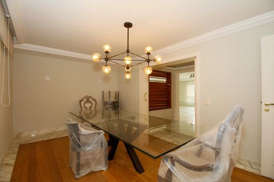 Apartamento mobiliado no Jardim Paulista com 3 suítes. Ideal para comprar e ter animais de estimação. — Sala de Jantar