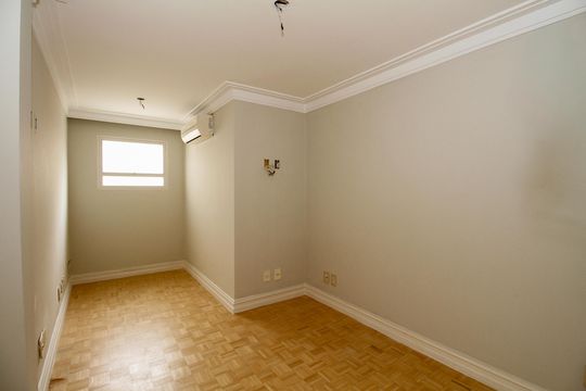 Apartamento mobiliado no Jardim Paulista com 3 suítes. Ideal para comprar e ter animais de estimação. — Escritório
