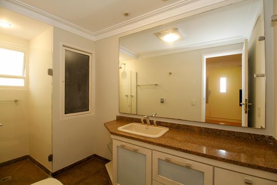 Apartamento mobiliado no Jardim Paulista com 3 suítes. Ideal para comprar e ter animais de estimação. — Banheiro da Suíte 3