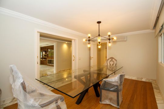 Apartamento mobiliado no Jardim Paulista com 3 suítes. Ideal para comprar e ter animais de estimação. — Sala de Jantar