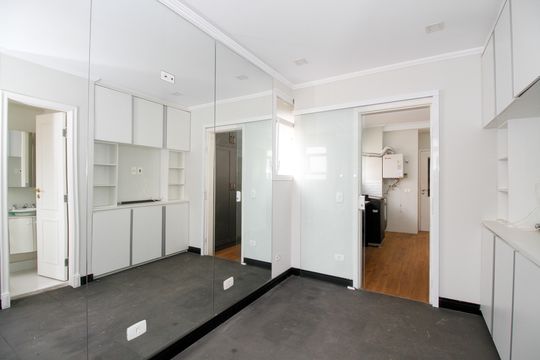Apartamento mobiliado no Jardim Paulista com 3 suítes. Ideal para comprar e ter animais de estimação. — Quarto de Serviço