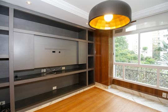 Apartamento mobiliado no Jardim Paulista com 3 suítes. Ideal para comprar e ter animais de estimação. — Sala de Tv