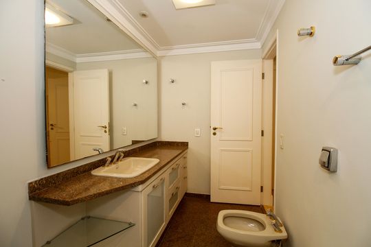 Apartamento mobiliado no Jardim Paulista com 3 suítes. Ideal para comprar e ter animais de estimação. — Banheiro da Suíte 3