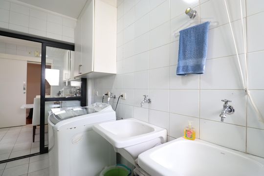 Comprar apartamento com varanda, 4 quartos, 2 suítes e piscina no condomínio. — Área de Serviço