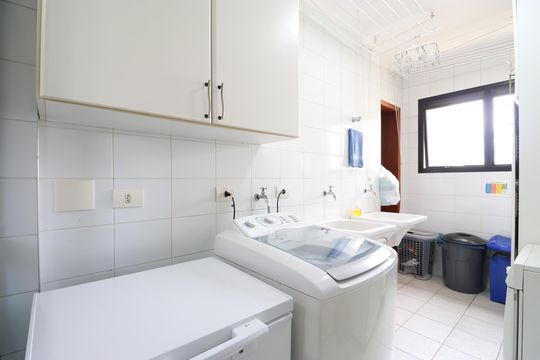 Comprar apartamento com varanda, 4 quartos, 2 suítes e piscina no condomínio. — Área de Serviço