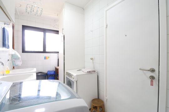 Comprar apartamento com varanda, 4 quartos, 2 suítes e piscina no condomínio. — Área de Serviço