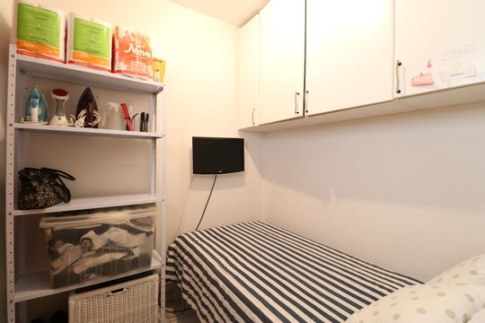 Comprar apartamento com varanda, 4 quartos, 2 suítes e piscina no condomínio. — Quarto de Serviço