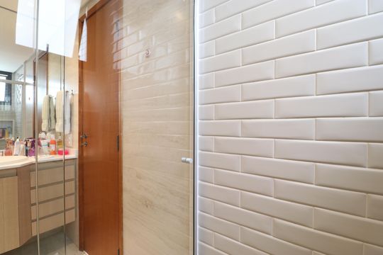 Comprar apartamento com varanda, 4 quartos, 2 suítes e piscina no condomínio. — Banheiro da Suíte 1