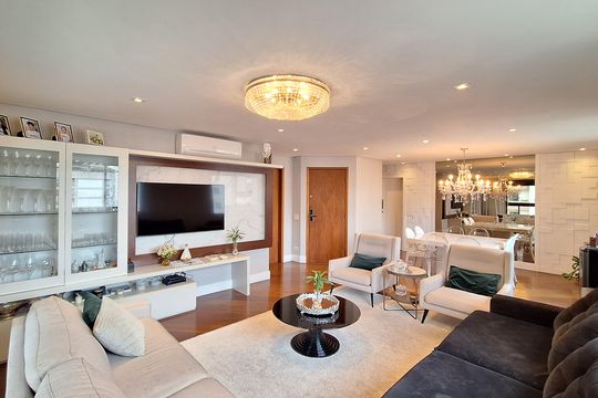 Comprar apartamento com varanda, 4 quartos, 2 suítes e piscina no condomínio. — Sala