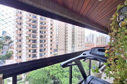 Comprar apartamento com varanda, 4 quartos, 2 suítes e piscina no condomínio. — Varanda