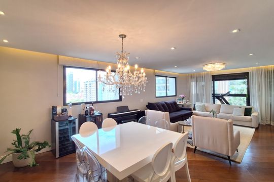 Comprar apartamento com varanda, 4 quartos, 2 suítes e piscina no condomínio. — Sala