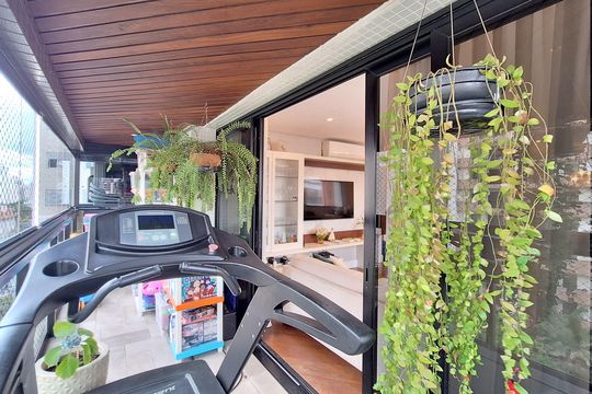Comprar apartamento com varanda, 4 quartos, 2 suítes e piscina no condomínio. — Varanda