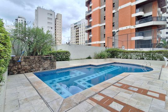 Comprar apartamento com varanda, 4 quartos, 2 suítes e piscina no condomínio. — Área comum - Piscina