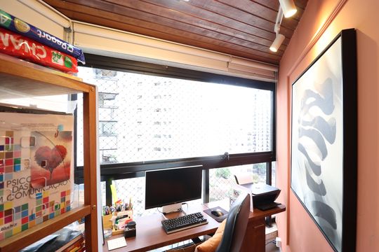 Comprar apartamento com varanda, 4 quartos, 2 suítes e piscina no condomínio. — Varanda da Suíte 2