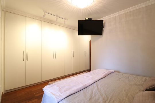 Comprar apartamento com varanda, 4 quartos, 2 suítes e piscina no condomínio. — Suíte 2