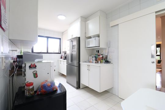 Comprar apartamento com varanda, 4 quartos, 2 suítes e piscina no condomínio. — Cozinha