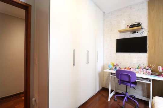 Comprar apartamento com varanda, 4 quartos, 2 suítes e piscina no condomínio. — Suíte 1