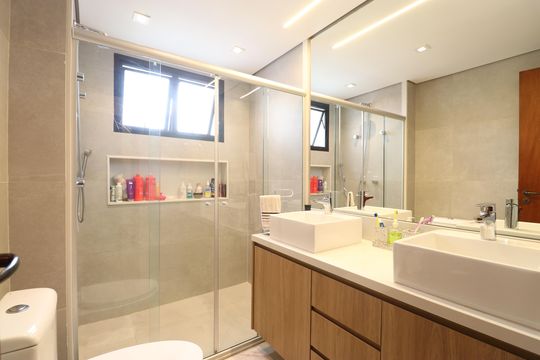 Comprar apartamento com varanda, 4 quartos, 2 suítes e piscina no condomínio. — Banheiro da Suíte 2