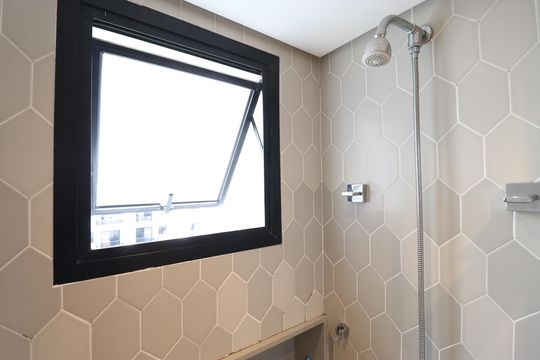 Comprar apartamento com varanda, 4 quartos, 2 suítes e piscina no condomínio. — Banheiro Social