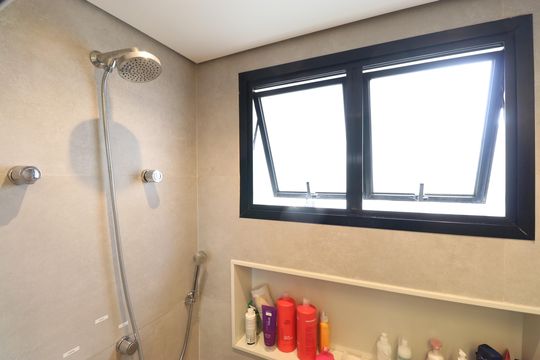 Comprar apartamento com varanda, 4 quartos, 2 suítes e piscina no condomínio. — Banheiro da Suíte 2