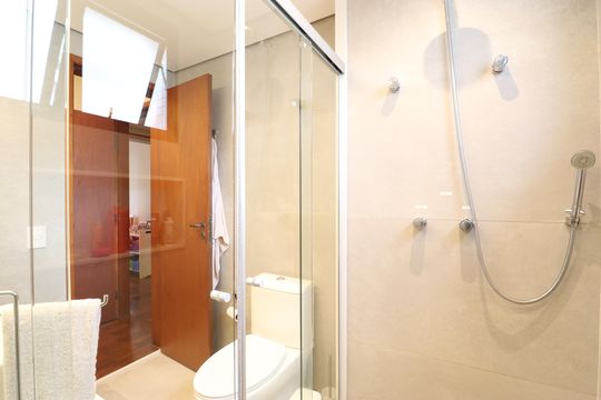 Comprar apartamento com varanda, 4 quartos, 2 suítes e piscina no condomínio. — Banheiro da Suíte 2