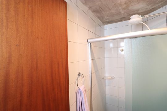 Comprar apartamento com varanda, 4 quartos, 2 suítes e piscina no condomínio. — Banheiro de Serviço