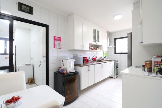Comprar apartamento com varanda, 4 quartos, 2 suítes e piscina no condomínio. — Cozinha
