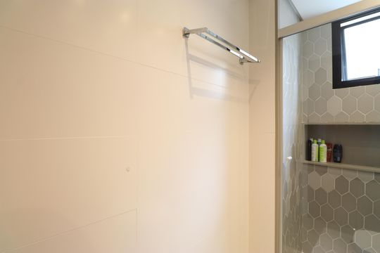 Comprar apartamento com varanda, 4 quartos, 2 suítes e piscina no condomínio. — Banheiro Social