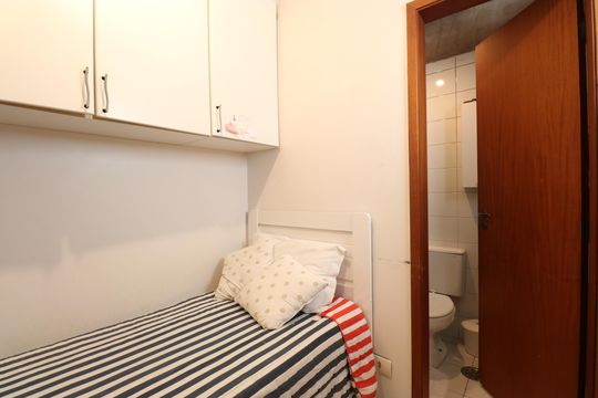 Comprar apartamento com varanda, 4 quartos, 2 suítes e piscina no condomínio. — Quarto de Serviço