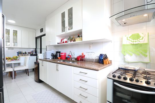 Comprar apartamento com varanda, 4 quartos, 2 suítes e piscina no condomínio. — Cozinha