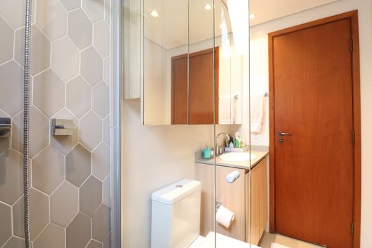 Comprar apartamento com varanda, 4 quartos, 2 suítes e piscina no condomínio. — Banheiro Social
