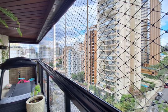 Comprar apartamento com varanda, 4 quartos, 2 suítes e piscina no condomínio. — Varanda