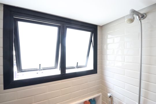 Comprar apartamento com varanda, 4 quartos, 2 suítes e piscina no condomínio. — Banheiro da Suíte 1