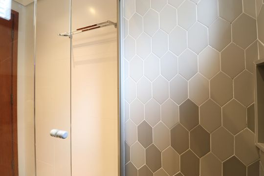 Comprar apartamento com varanda, 4 quartos, 2 suítes e piscina no condomínio. — Banheiro Social
