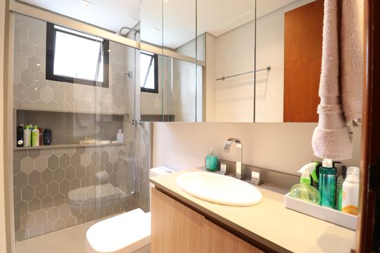 Comprar apartamento com varanda, 4 quartos, 2 suítes e piscina no condomínio. — Banheiro Social