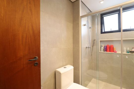 Comprar apartamento com varanda, 4 quartos, 2 suítes e piscina no condomínio. — Banheiro da Suíte 2